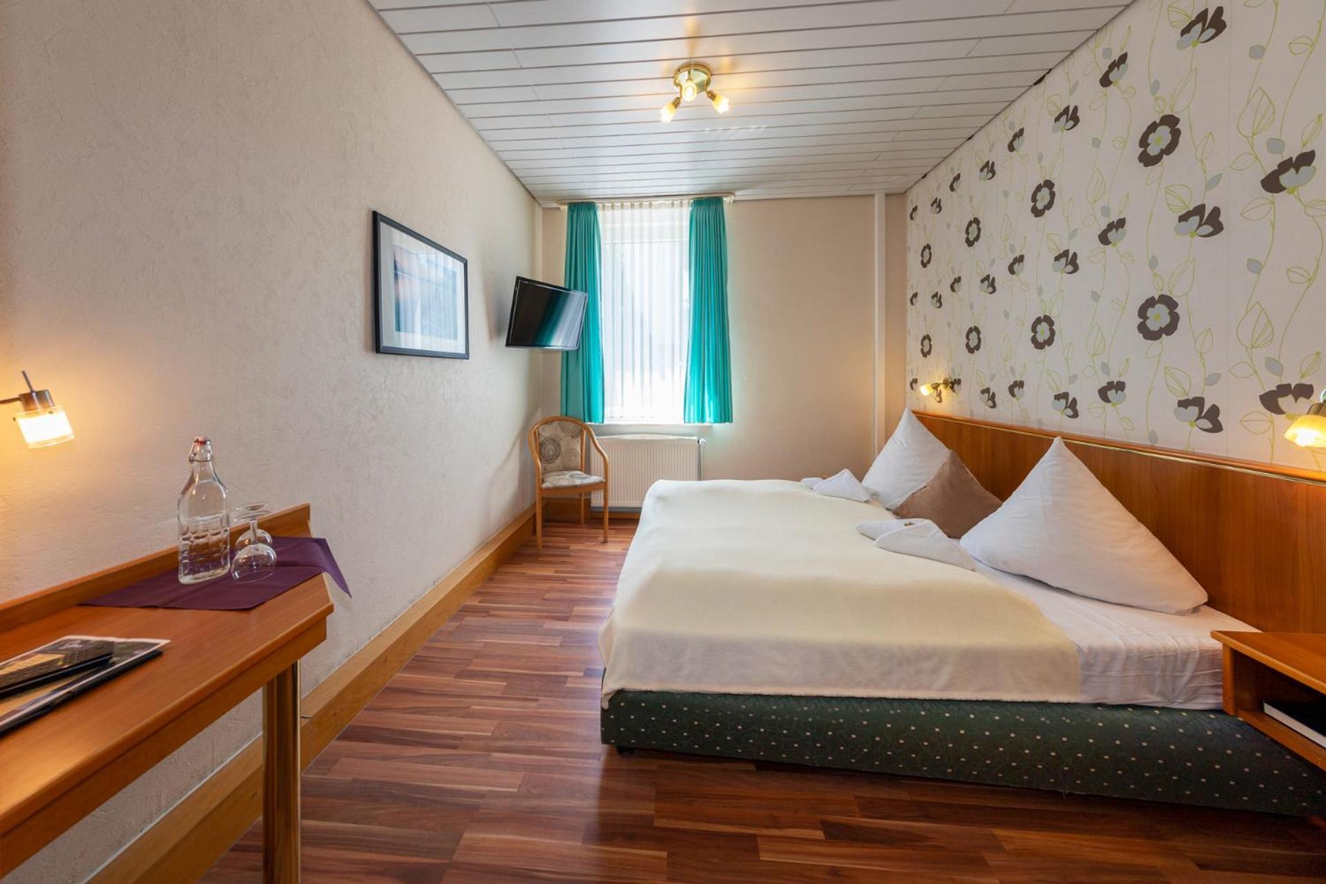 Landhotel Zum Niestetal מראה חיצוני תמונה